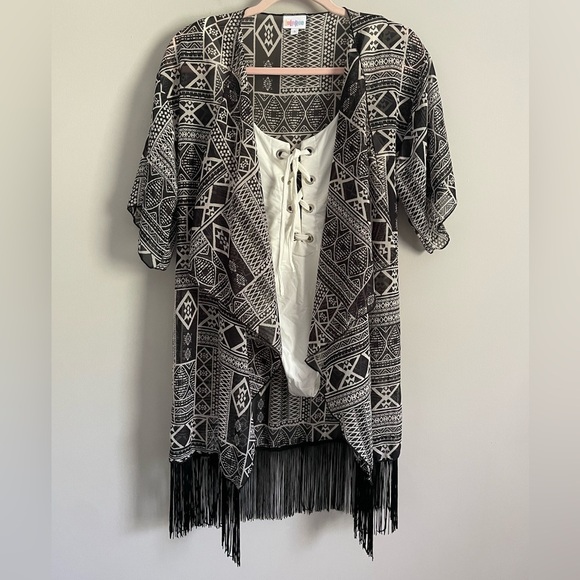 Lularoe Black and White Geometric Monroe Kimono with Black Fringe - Picture 2 of 11